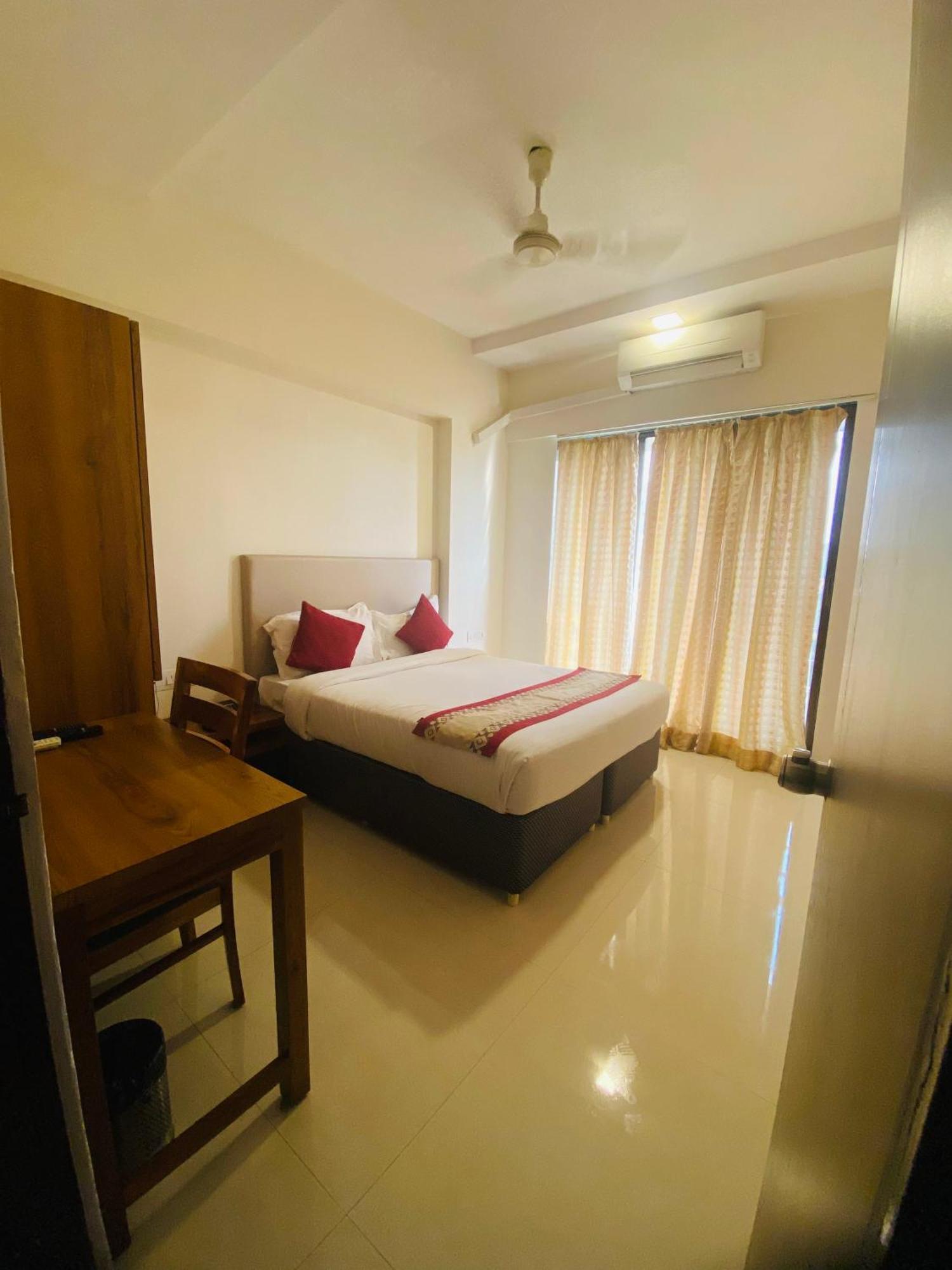 Mumbai House Luxury Apartments Santacruz East, Mumbai Exterior photo