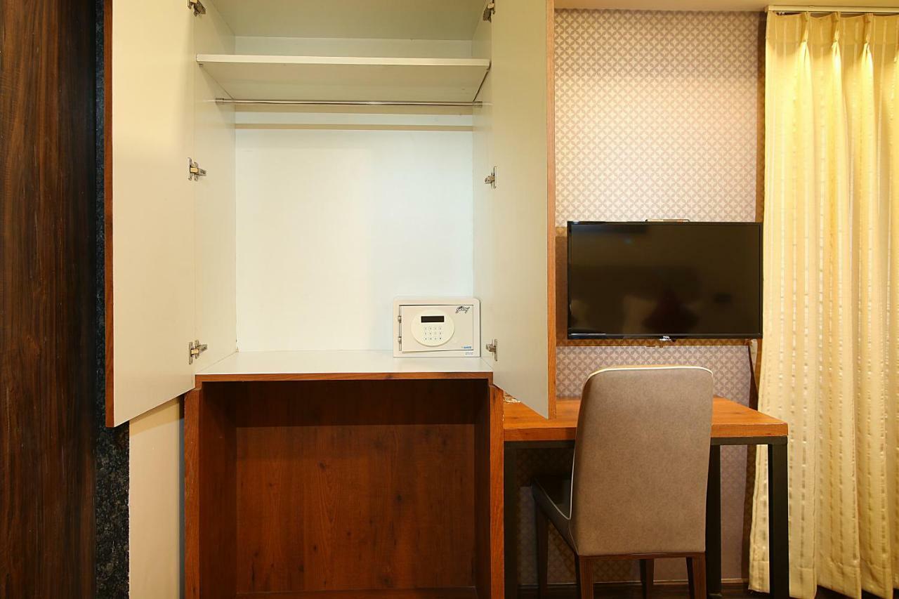 Mumbai House Luxury Apartments Santacruz East, Mumbai Exterior photo
