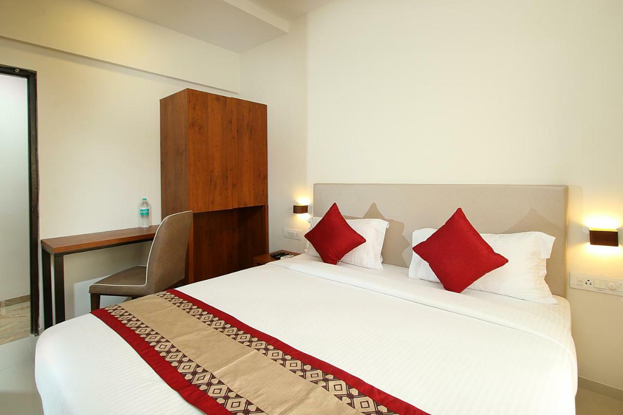 Mumbai House Luxury Apartments Santacruz East, Mumbai Exterior photo